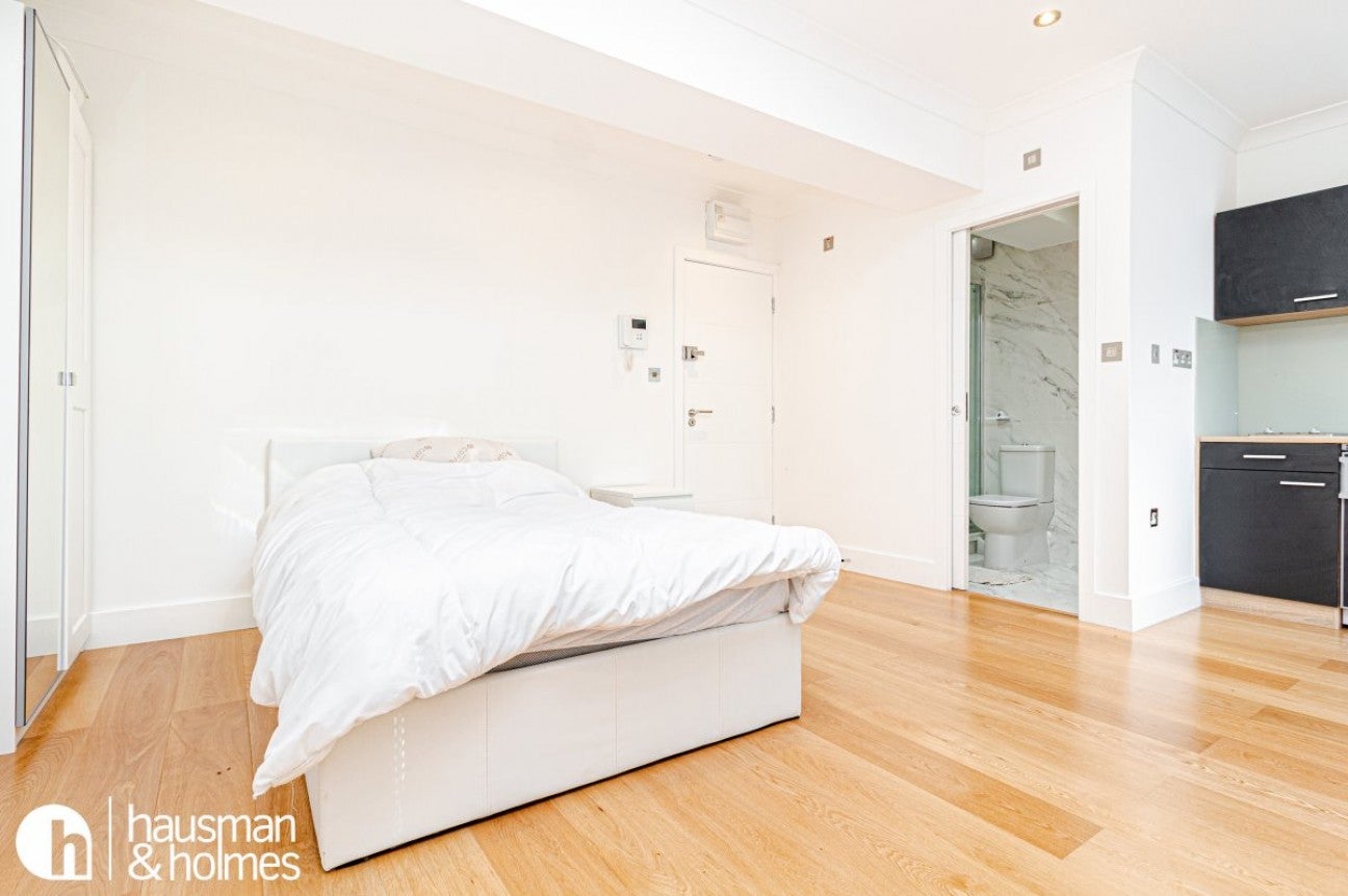 Flat M1 in Greater London