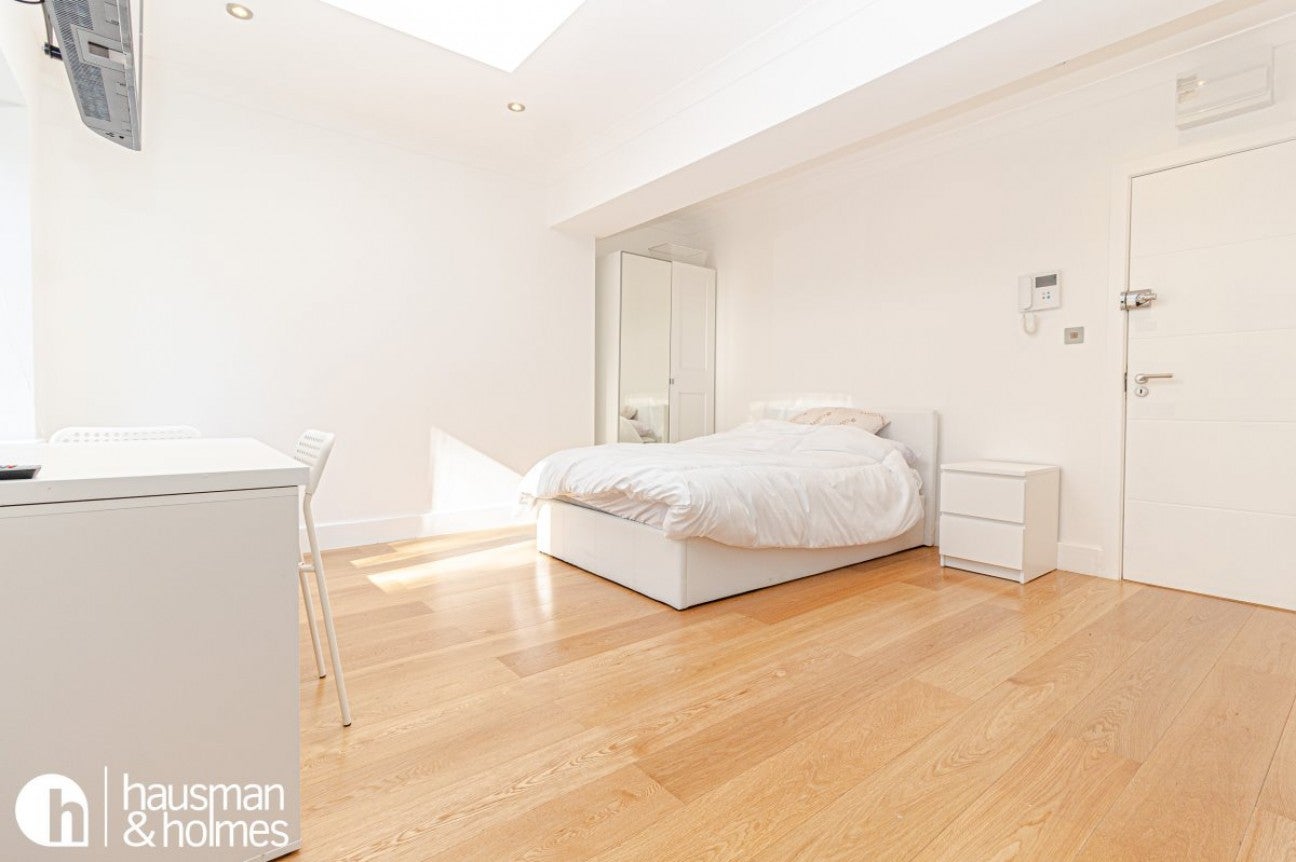 Flat M1 in Greater London