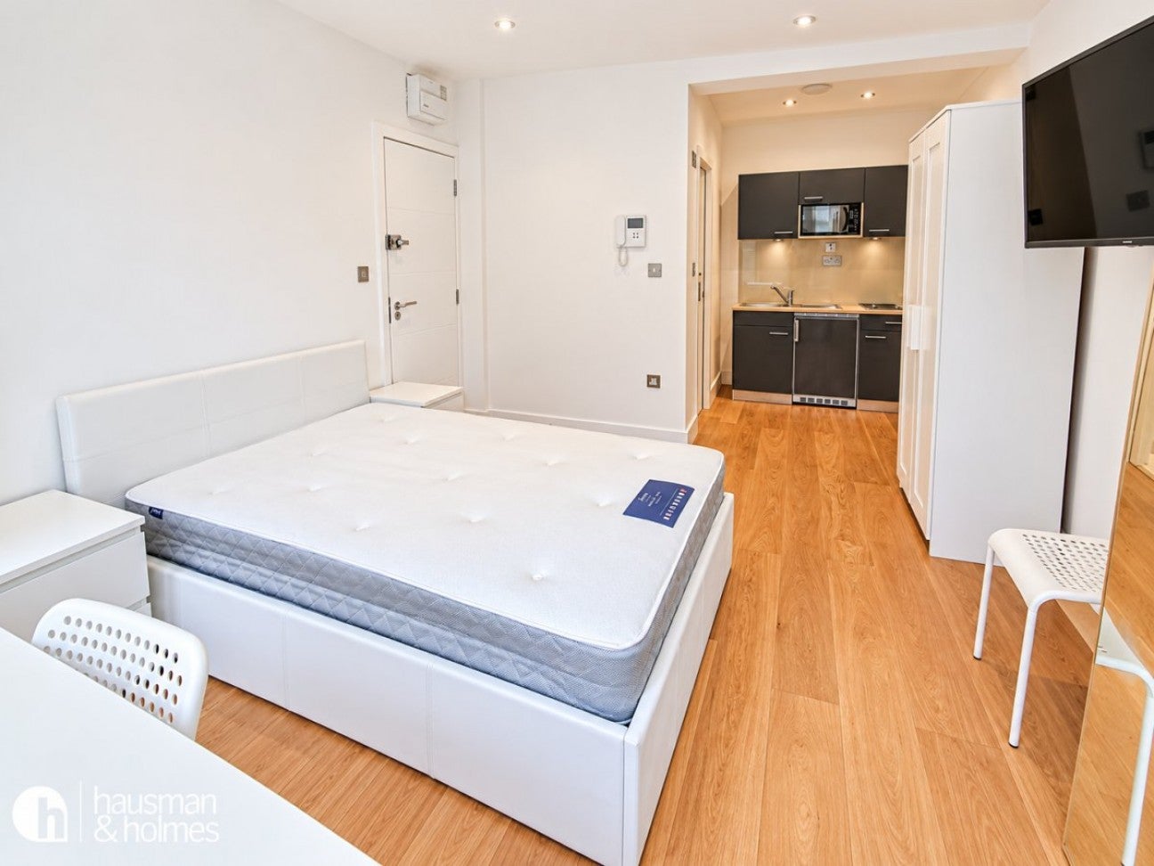 Flat M1 in Greater London