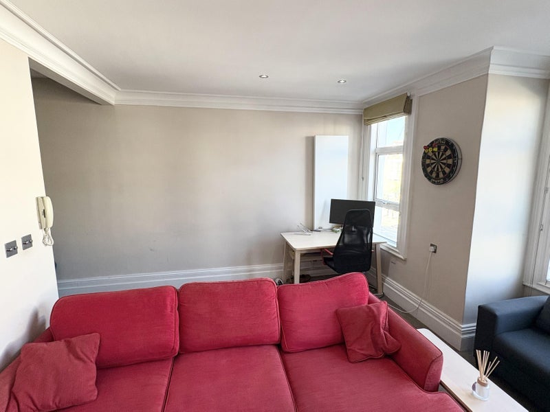 Room Honeybrook Road in Greater London