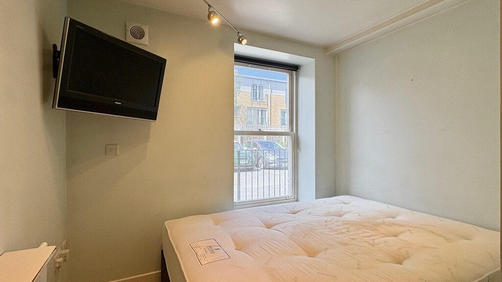 Room Camden Road in Greater London