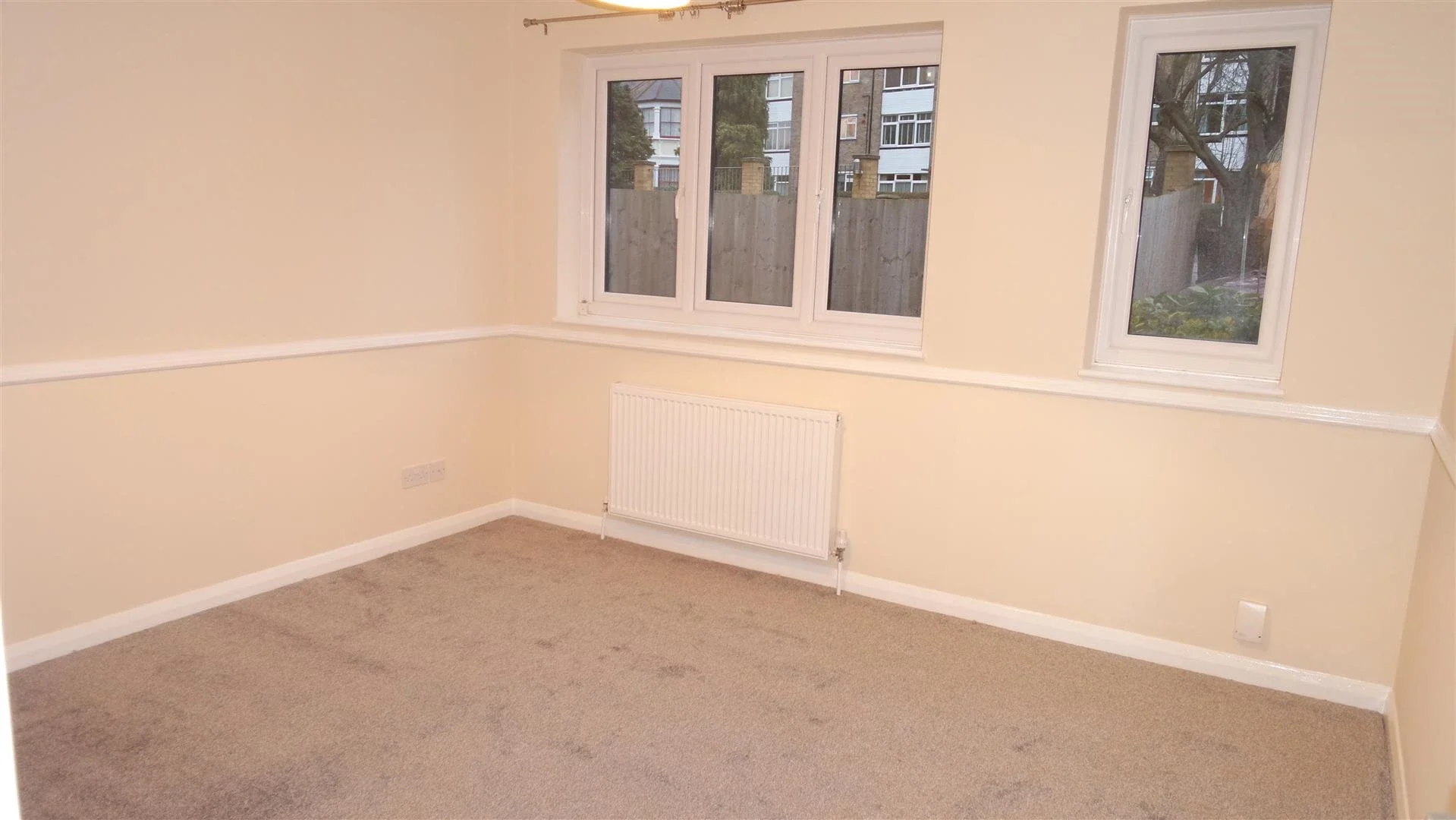 Flat Handsworth Avenue in Greater London