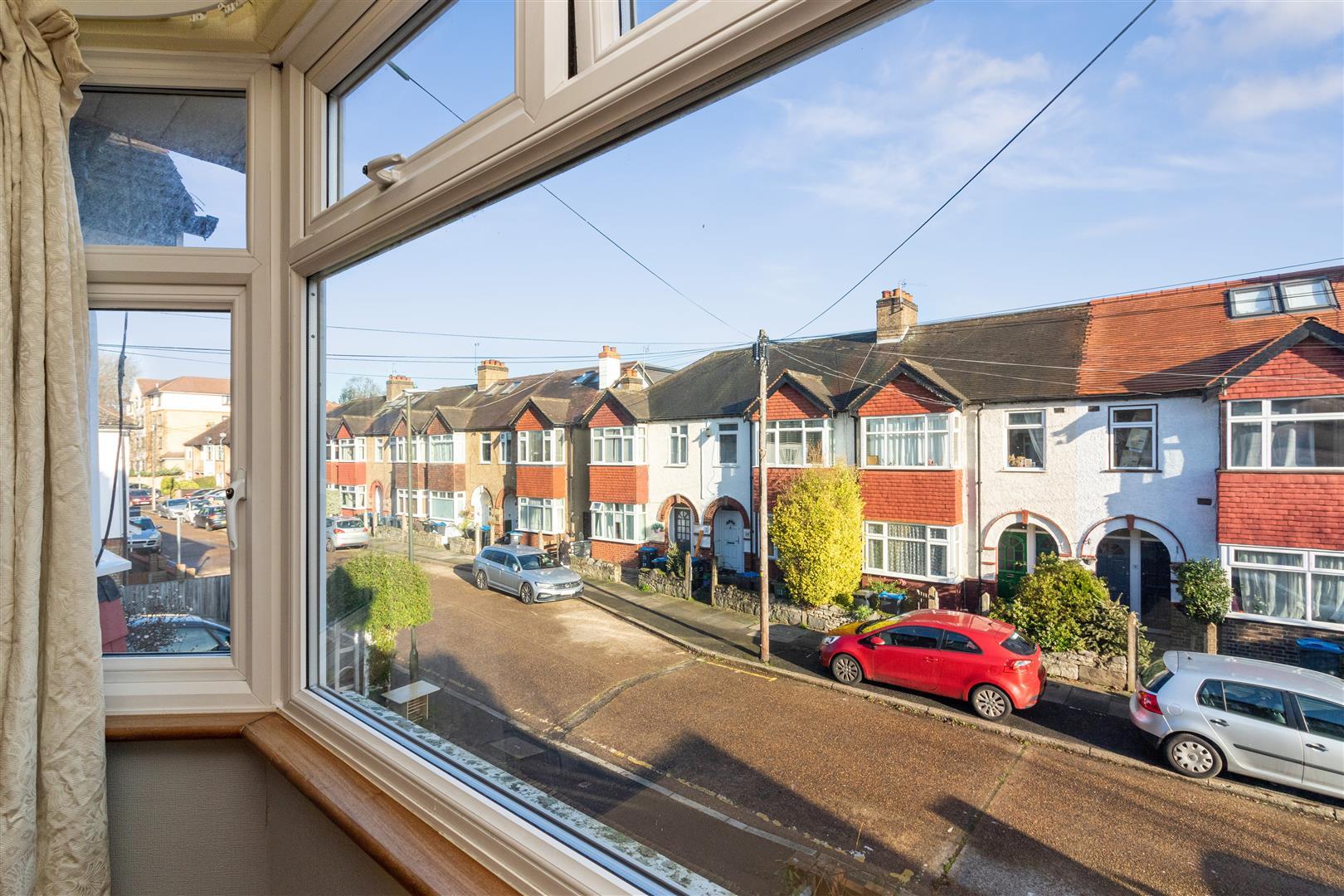 Flat Rothesay Avenue in Greater London