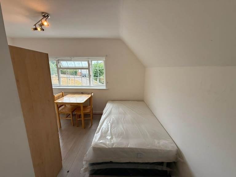 Flat Well Road in Greater London