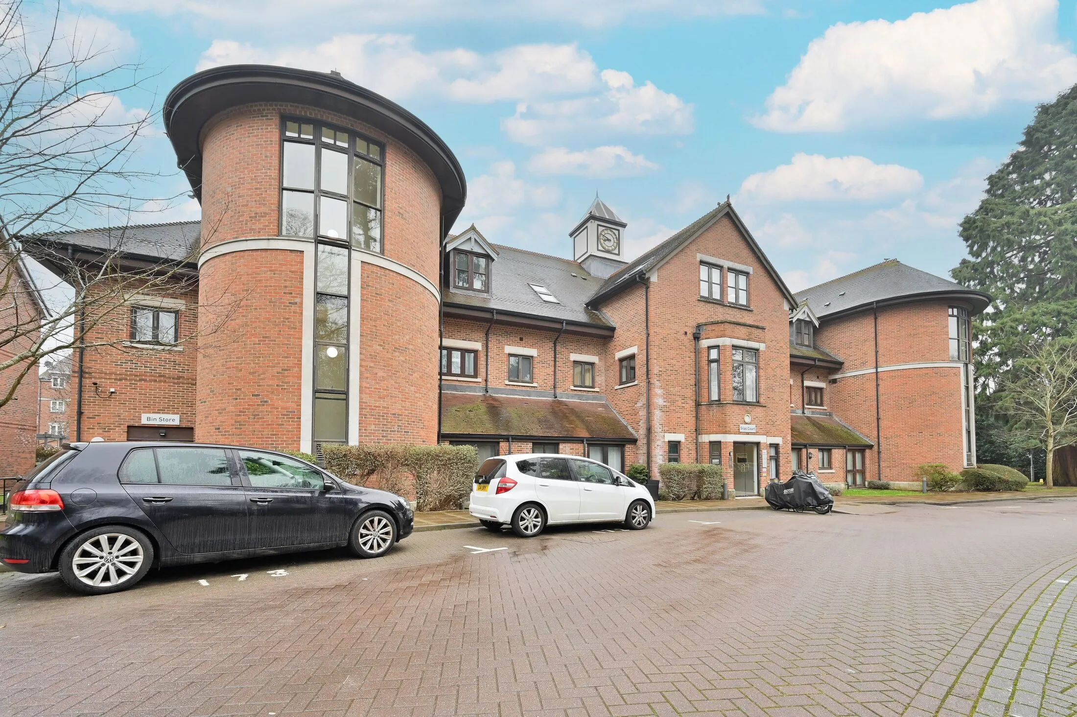Flat Lockhart Road in Watford
