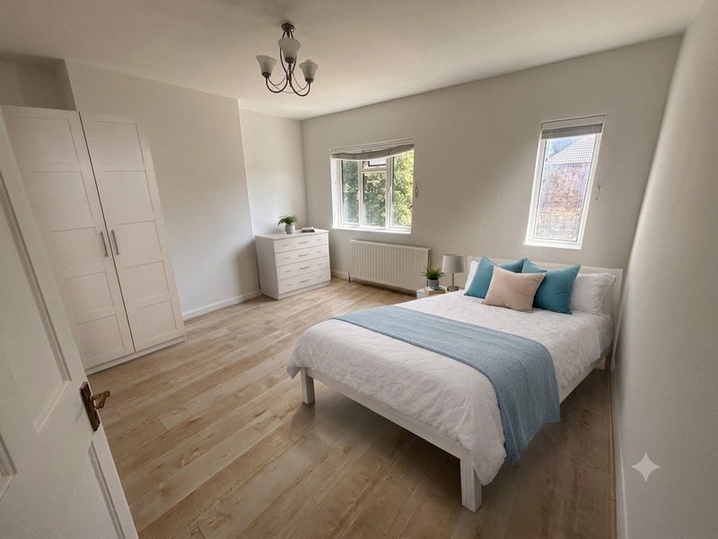 Room Empire Way in Greater London