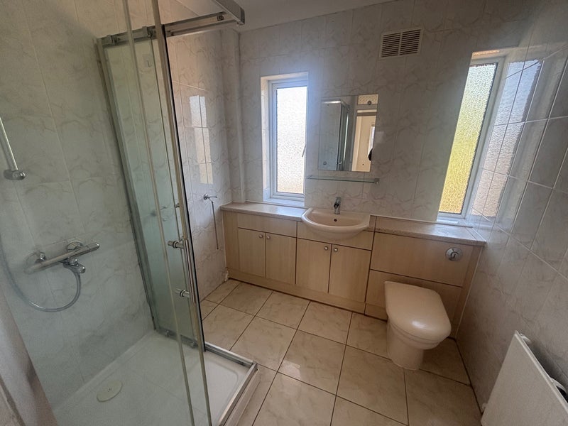 Room Empire Way in Greater London