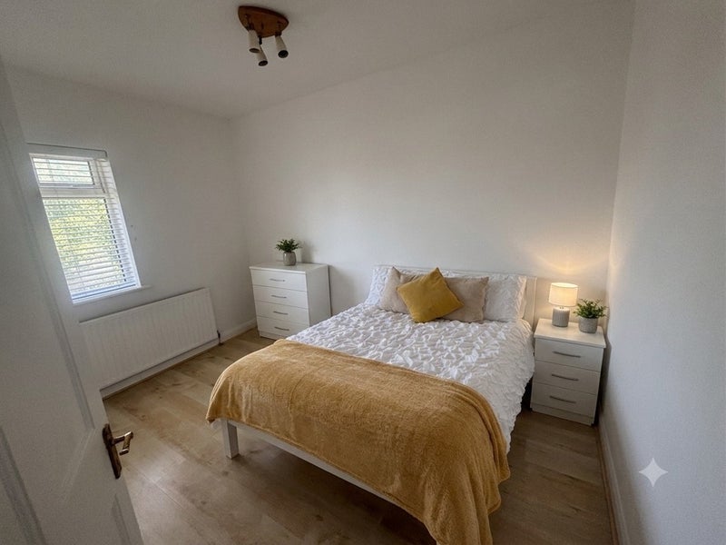 Room Empire Way in Greater London