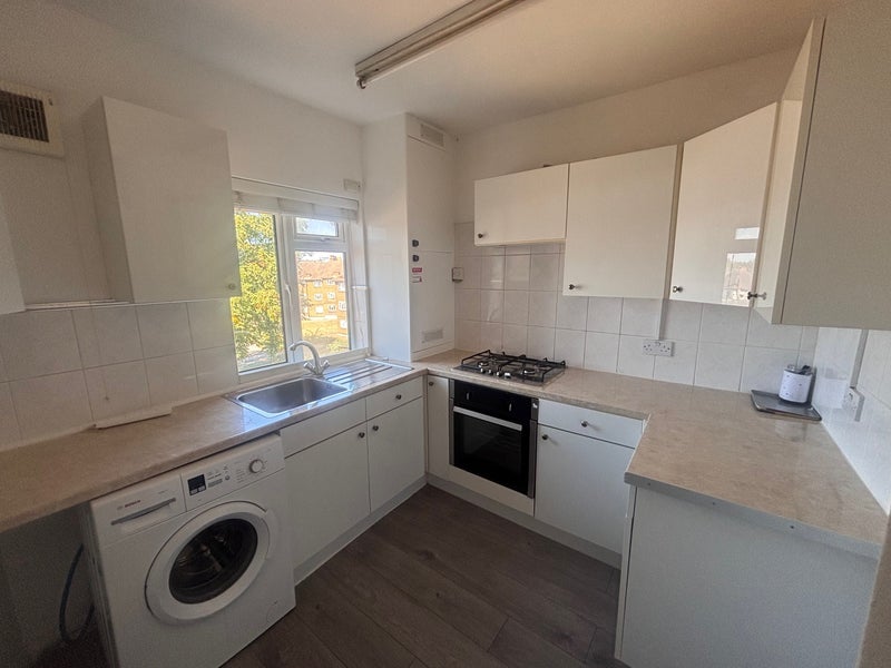 Room Empire Way in Greater London