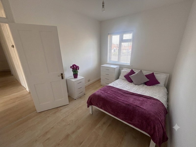 Room Empire Way in Greater London
