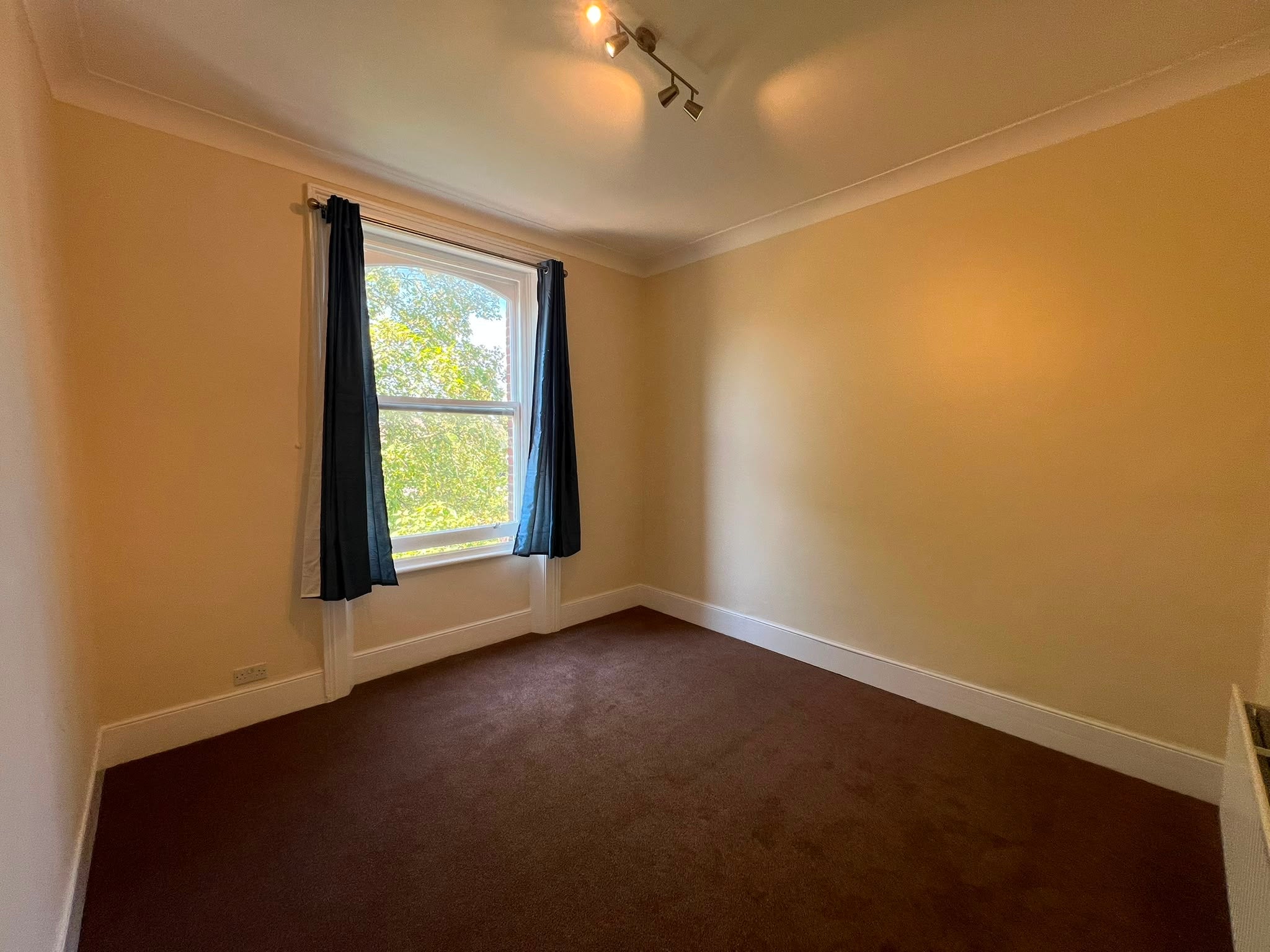 Flat Warminster Road in Greater London