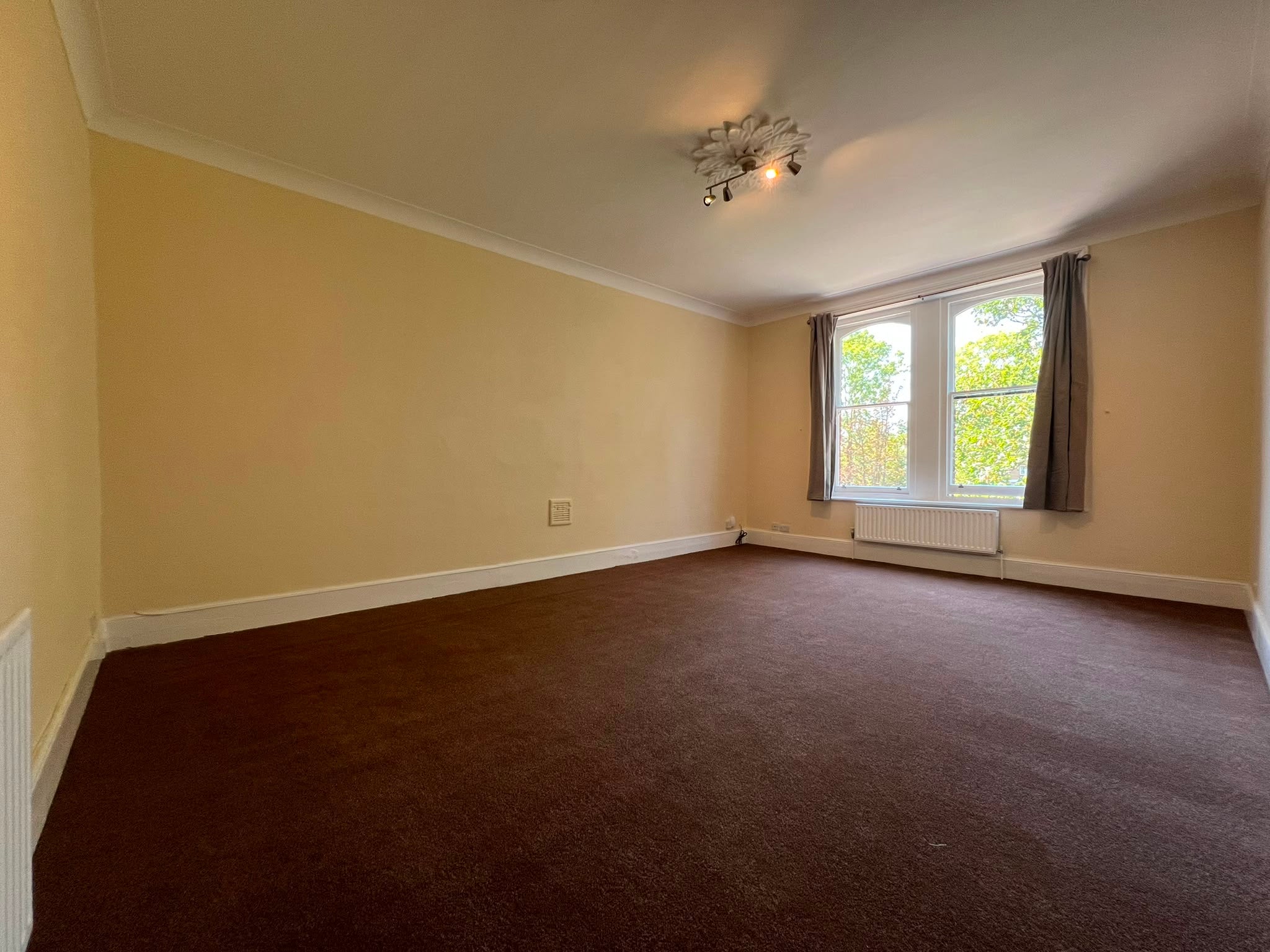 Flat Warminster Road in Greater London