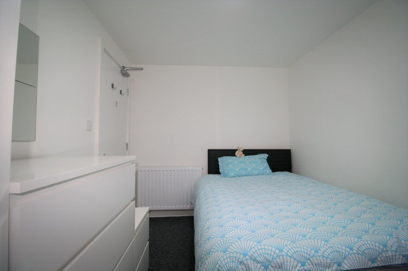 Room Hannan Road in Liverpool