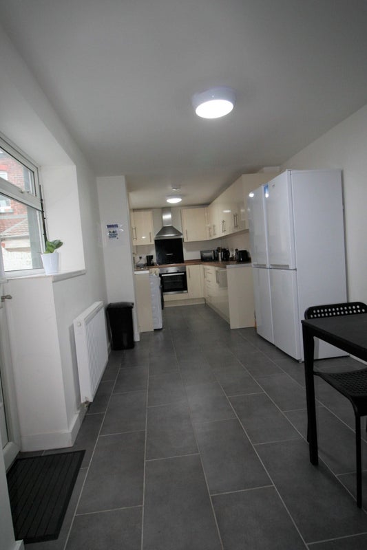 Room Hannan Road in Liverpool