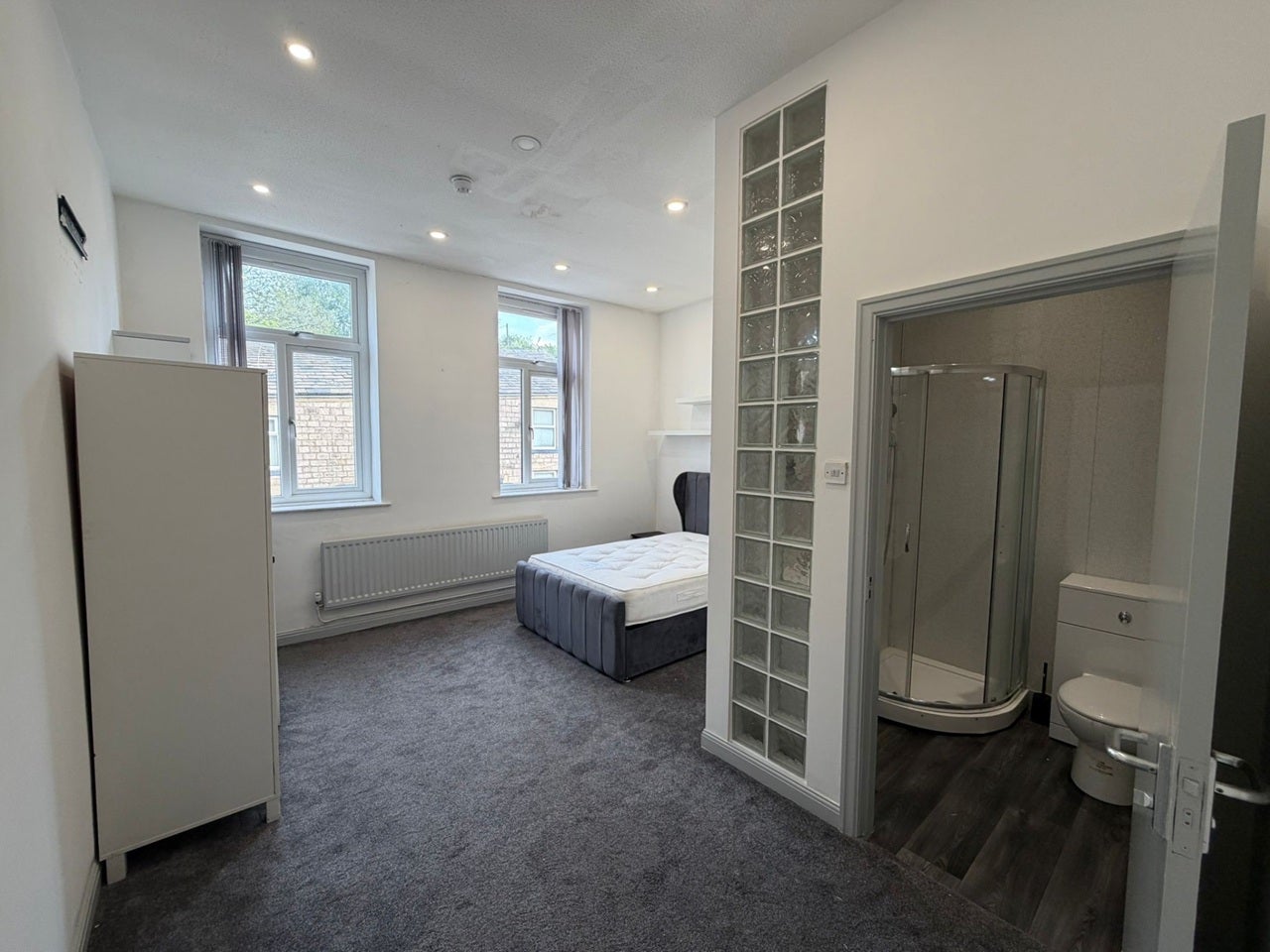 Room Huddersfield Road in Oldham