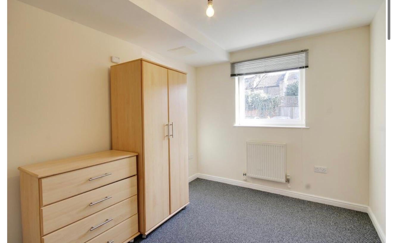 Room Flint Close in Greater London