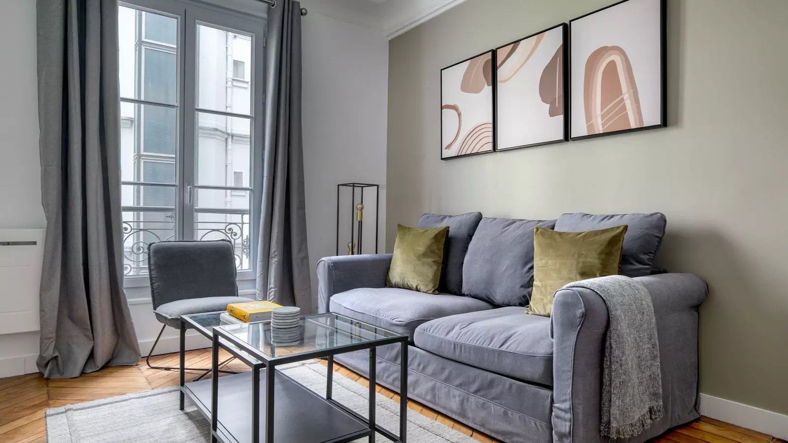 Flat Avenue Raymond Poincaré in Paris