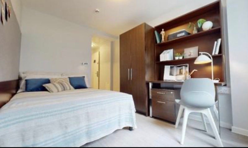 Room Isledon Road in Greater London