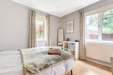 Flat Kimber Road in Greater London