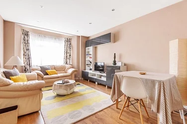 Flat Kimber Road in Greater London