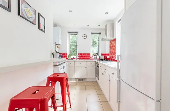 Flat Kimber Road in Greater London