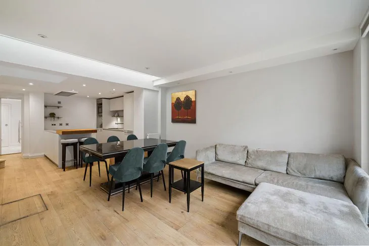 Flat Bourne Street in Greater London
