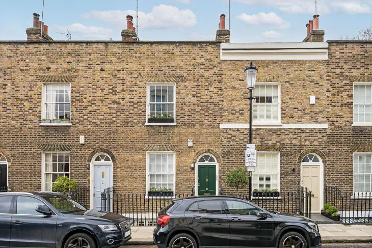 Flat Bourne Street in Greater London