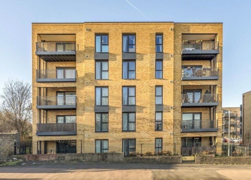 Flat Bowen Drive in Greater London