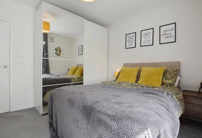 Flat Bowen Drive in Greater London
