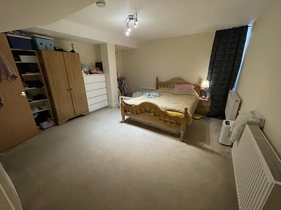 Flat Brookfield Road in Greater London