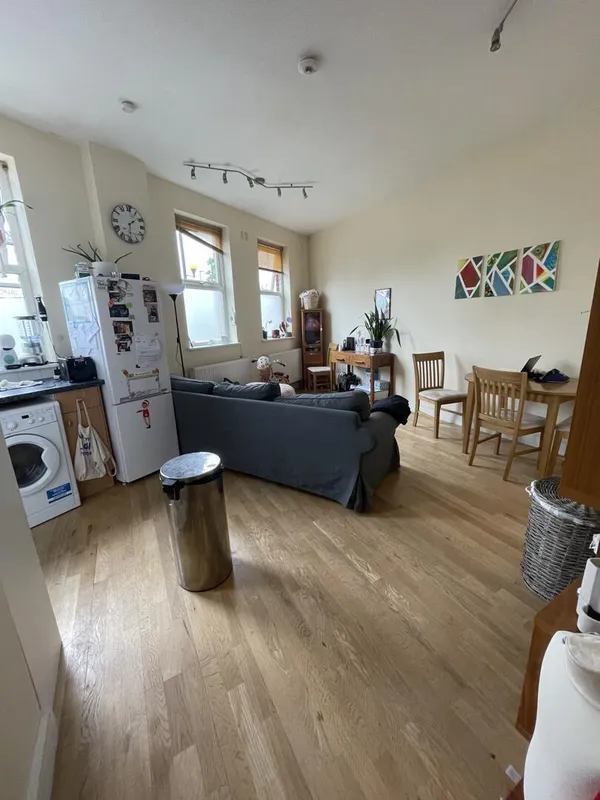 Flat Brookfield Road in Greater London