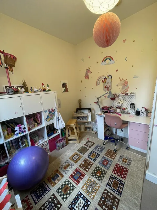 Flat Brookfield Road in Greater London