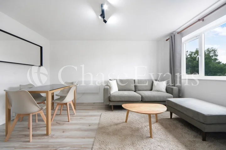 Flat Westferry Road in Greater London