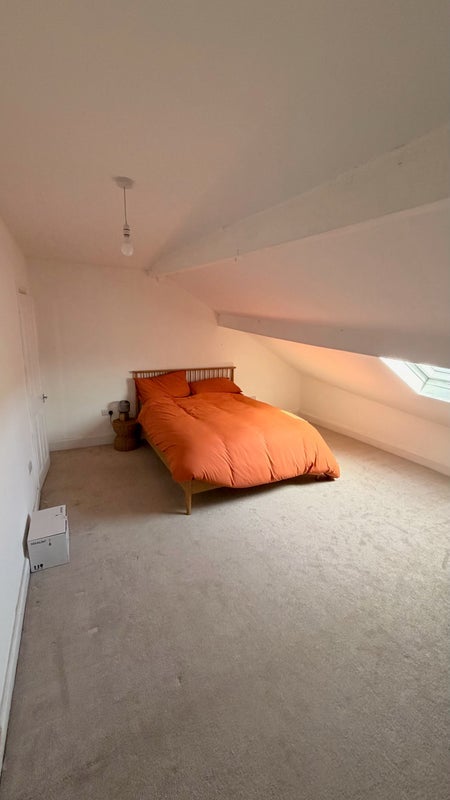 Room Wellington Road in Calderdale
