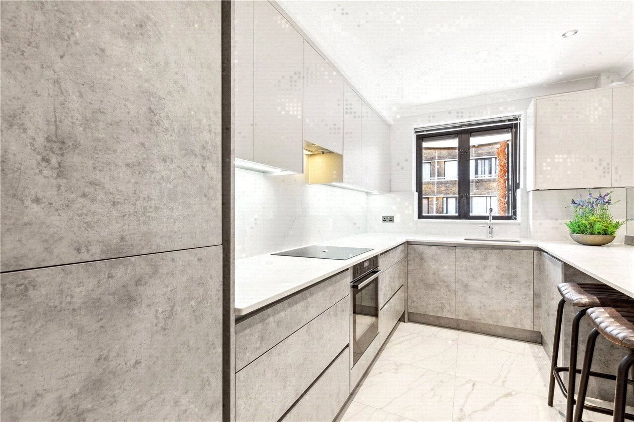Flat Pembroke Road in Greater London