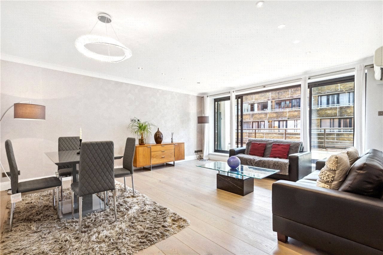 Flat Pembroke Road in Greater London
