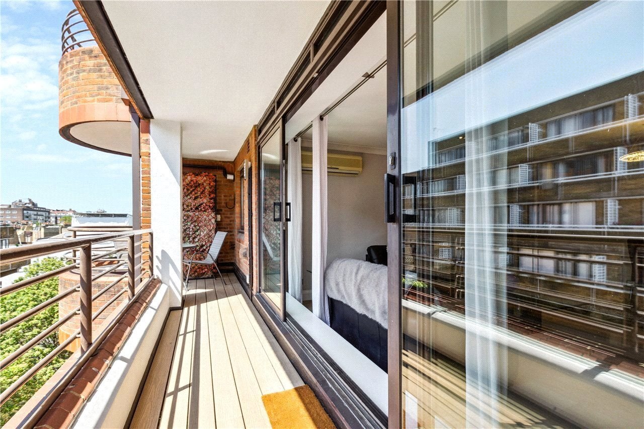 Flat Pembroke Road in Greater London