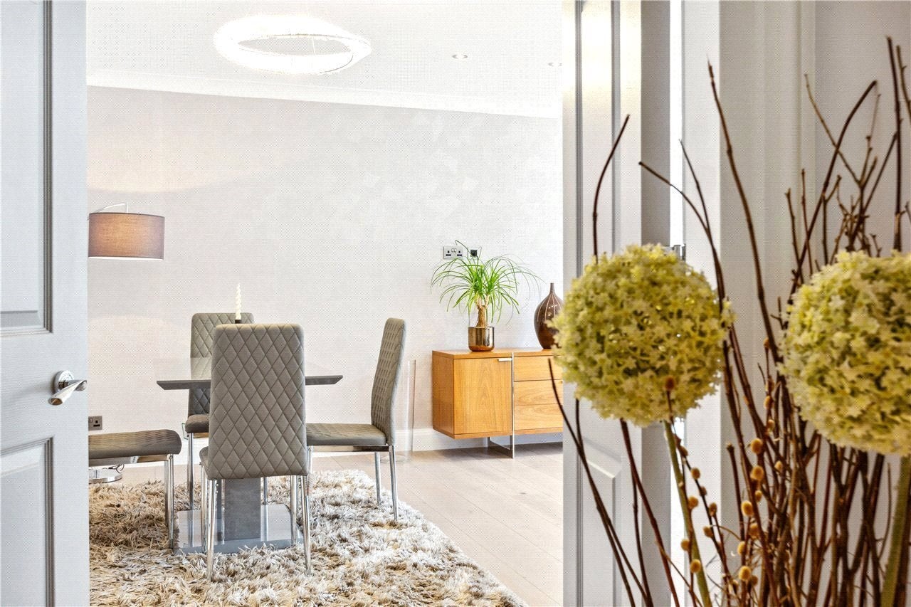 Flat Pembroke Road in Greater London