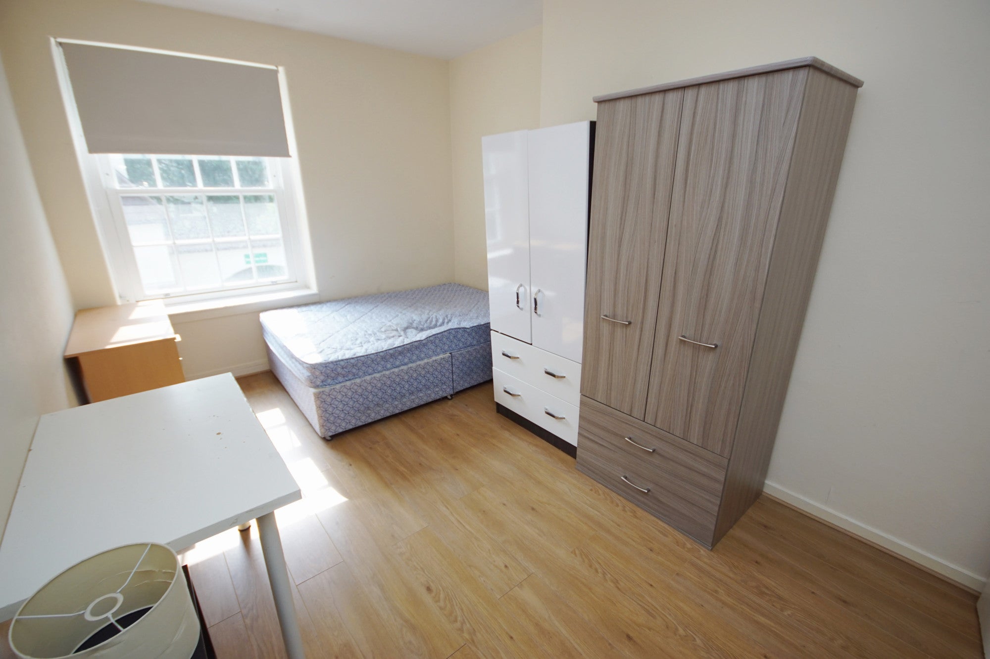 Flat Phoenix Road in Greater London