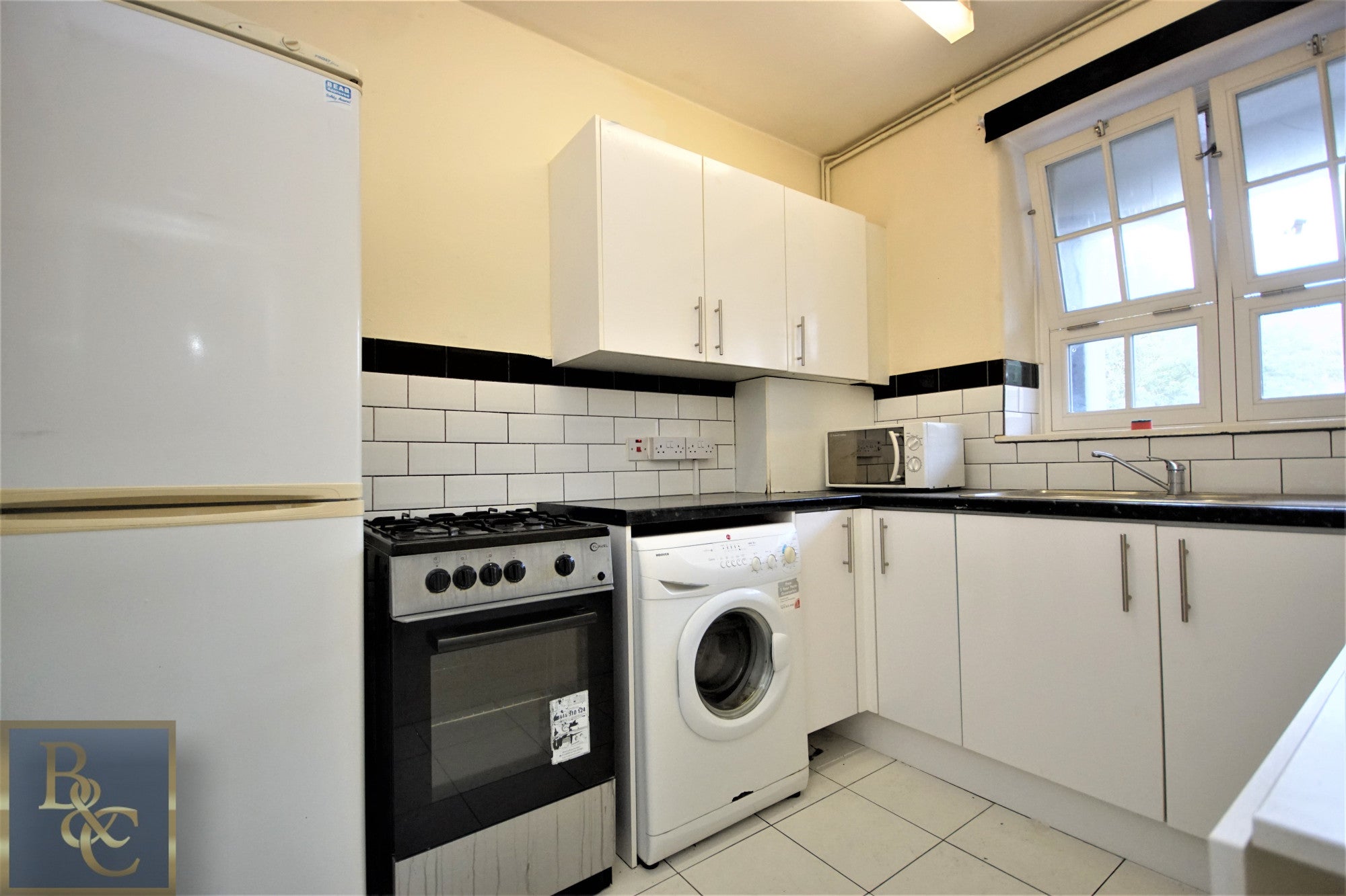 Flat Phoenix Road in Greater London
