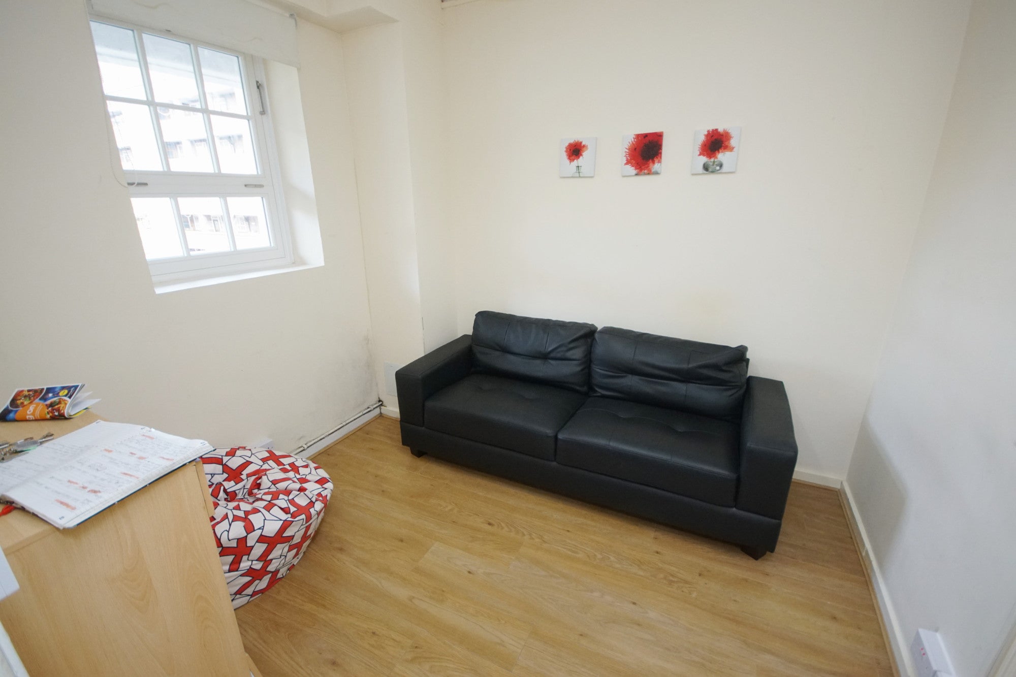 Flat Phoenix Road in Greater London