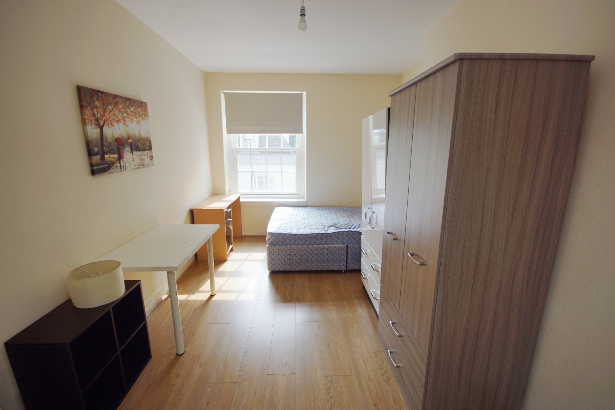 Flat Phoenix Road in Greater London