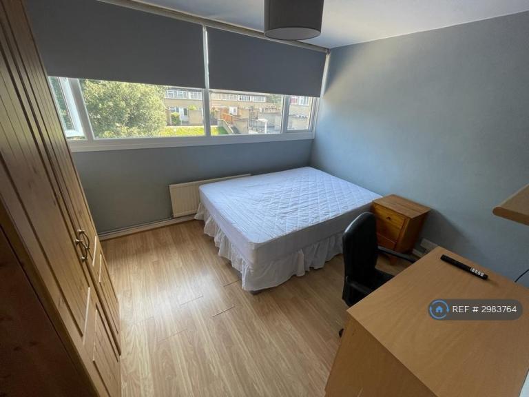 Room Barchester Close in Greater London