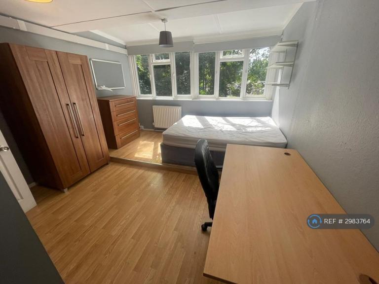 Room Barchester Close in Greater London