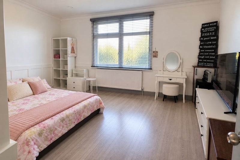Room Bath Road in Slough