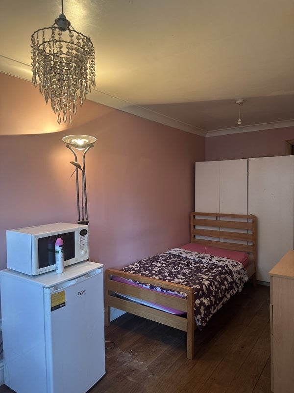 Room Castleview Road in Slough