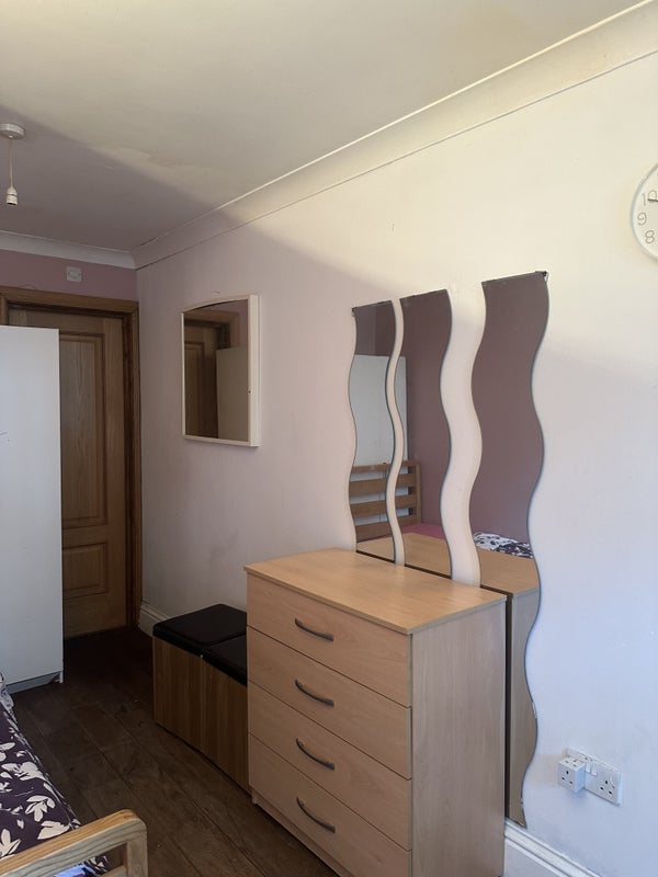 Room Castleview Road in Slough