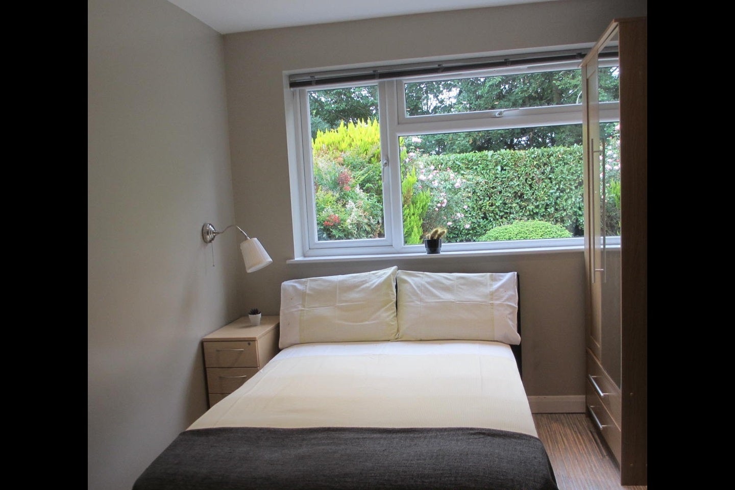 Room Moore Grove Crescent in Borough of Runnymede
