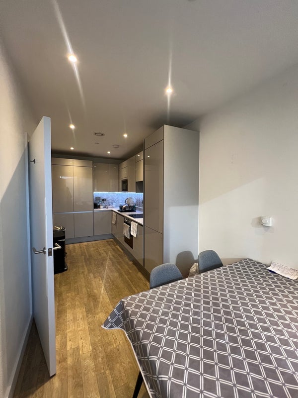 Room Surrey Quays Road in Greater London