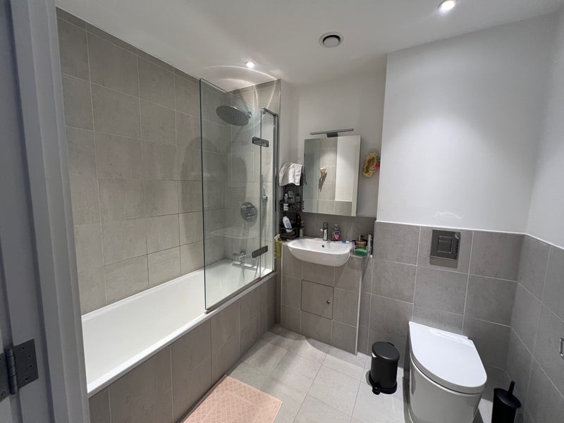 Room Surrey Quays Road in Greater London